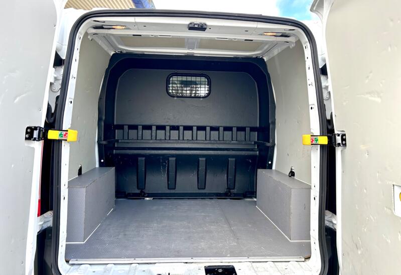 View FORD TRANSIT CUSTOM COMBO CREW 2.0 300 EcoBlue Leader 