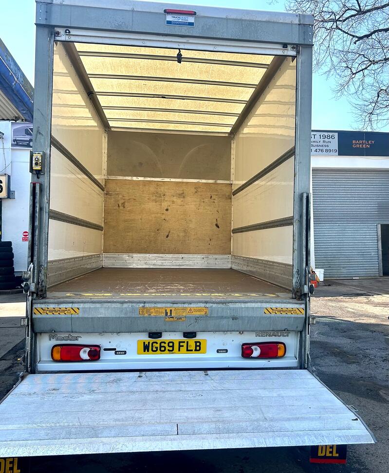 View RENAULT MASTER 2.3  Luton  Tail lift LL35 dCi 135 Business 